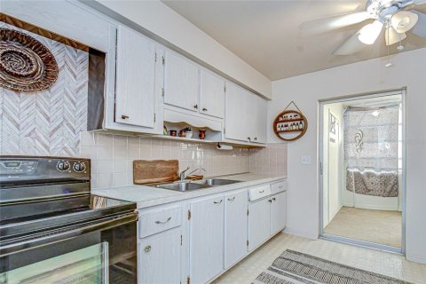 Condo in Saint Petersburg, Florida, 2 bedrooms  № 2094263 - photo 9