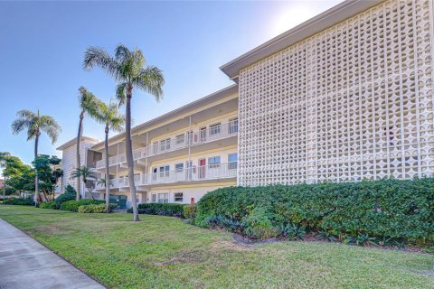 Condo in Saint Petersburg, Florida, 2 bedrooms  № 2094263