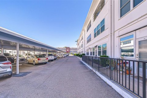 Condo in Saint Petersburg, Florida, 2 bedrooms  № 2094263 - photo 22
