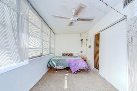 Condo in Saint Petersburg, Florida, 2 bedrooms  № 2094263 - photo 11