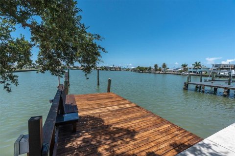Villa ou maison à vendre à Redington Beach, Floride: 4 chambres, 274.34 m2 № 2199486 - photo 4