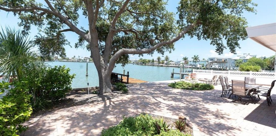 Villa ou maison à Redington Beach, Floride 4 chambres, 274.34 m2 № 2199486