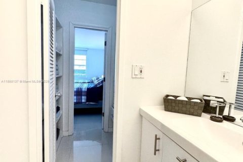 Снять в аренду кондоминиум в Майами-Бич, Флорида 1 спальня, 49.24м2, № 1882264 - фото 12