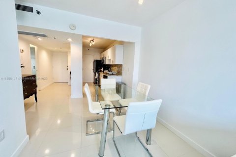 Снять в аренду кондоминиум в Майами-Бич, Флорида 1 спальня, 49.24м2, № 1882264 - фото 2