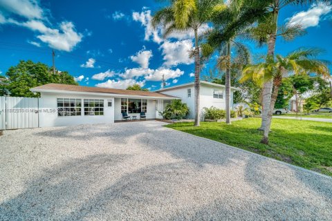 Casa en alquiler en Miami, Florida, 3 dormitorios, 145.02 m2 № 1932191 - foto 1