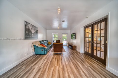 Casa en alquiler en Miami, Florida, 3 dormitorios, 145.02 m2 № 1932191 - foto 10