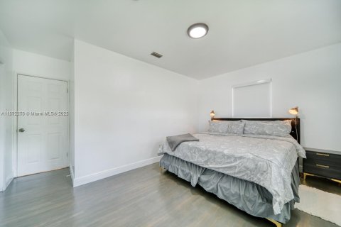 Casa en alquiler en Miami, Florida, 3 dormitorios, 145.02 m2 № 1932191 - foto 11
