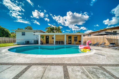 Casa en alquiler en Miami, Florida, 3 dormitorios, 145.02 m2 № 1932191 - foto 21