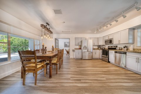 Casa en alquiler en Miami, Florida, 3 dormitorios, 145.02 m2 № 1932191 - foto 5