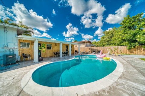 Casa en alquiler en Miami, Florida, 3 dormitorios, 145.02 m2 № 1932191 - foto 22