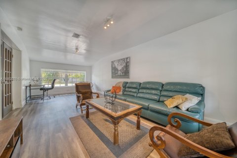 Casa en alquiler en Miami, Florida, 3 dormitorios, 145.02 m2 № 1932191 - foto 9
