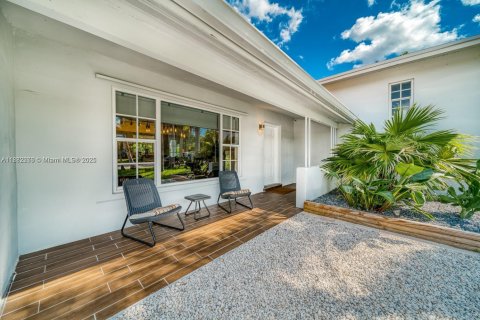 Casa en alquiler en Miami, Florida, 3 dormitorios, 145.02 m2 № 1932191 - foto 2