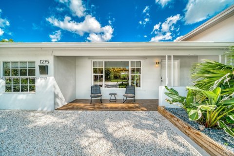 Casa en alquiler en Miami, Florida, 3 dormitorios, 145.02 m2 № 1932191 - foto 3