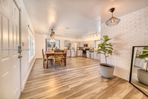 Casa en alquiler en Miami, Florida, 3 dormitorios, 145.02 m2 № 1932191 - foto 4