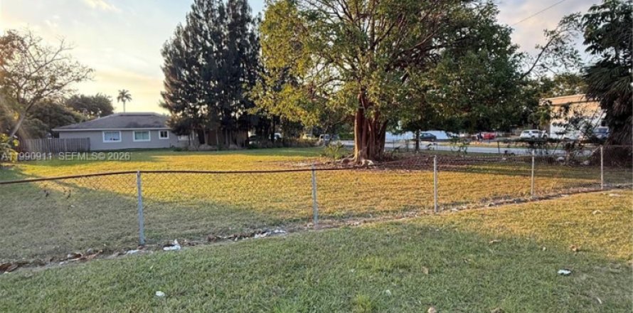 House in Homestead, Florida 5 bedrooms, 243.78 sq.m. № 2062473