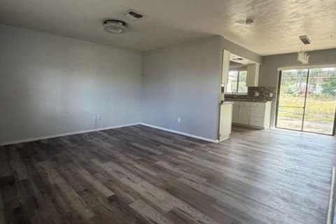 Casa en venta en Deltona, Florida, 2 dormitorios, 92.16 m2 № 2110041 - foto 5