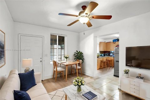 House in Miami Beach, Florida 6 bedrooms, 281.68 sq.m. № 1938856 - photo 17