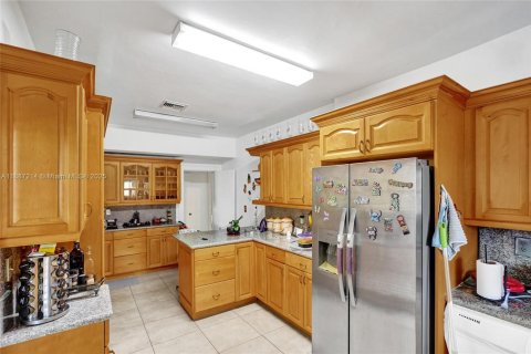 House in Miami Beach, Florida 6 bedrooms, 281.68 sq.m. № 1938856 - photo 13