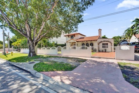 House in Miami Beach, Florida 6 bedrooms, 281.68 sq.m. № 1938856 - photo 4