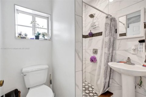 House in Miami Beach, Florida 6 bedrooms, 281.68 sq.m. № 1938856 - photo 28