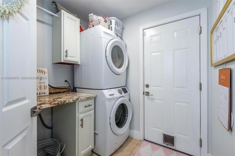 Снять в аренду виллу или дом в Пемброк-Пайнс, Флорида 4 спальни, 310.76м2, № 2066691 - фото 23