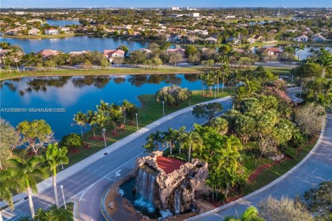 Снять в аренду виллу или дом в Пемброк-Пайнс, Флорида 4 спальни, 310.76м2, № 2066691 - фото 3