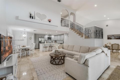 Снять в аренду виллу или дом в Пемброк-Пайнс, Флорида 4 спальни, 310.76м2, № 2066691 - фото 10