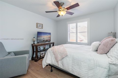 Снять в аренду виллу или дом в Пемброк-Пайнс, Флорида 4 спальни, 310.76м2, № 2066691 - фото 17