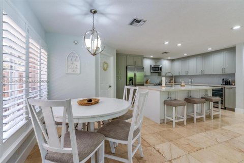 Снять в аренду виллу или дом в Пемброк-Пайнс, Флорида 4 спальни, 310.76м2, № 2066691 - фото 9