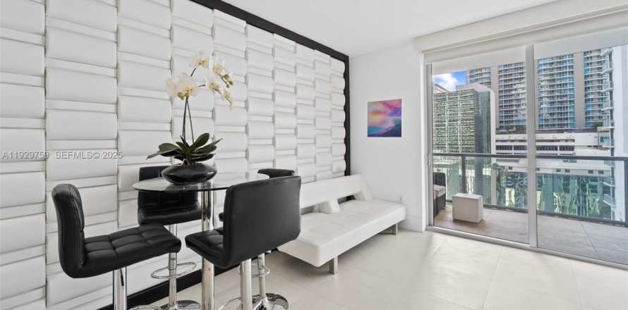 Estudio en el Condominio en Miami, Florida  № 1988602