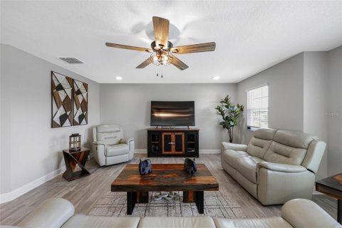 Casa en venta en Zephyrhills, Florida, 5 dormitorios, 349.41 m2 № 1902648 - foto 18