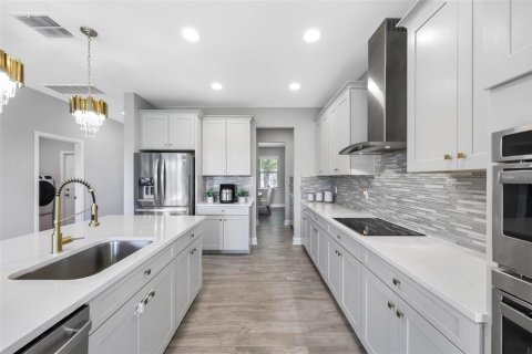 Casa en venta en Zephyrhills, Florida, 5 dormitorios, 349.41 m2 № 1902648 - foto 7