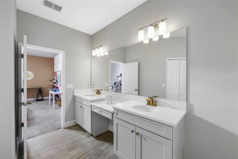 Casa en venta en Zephyrhills, Florida, 5 dormitorios, 349.41 m2 № 1902648 - foto 16