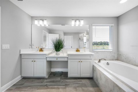 Casa en venta en Zephyrhills, Florida, 5 dormitorios, 349.41 m2 № 1902648 - foto 24