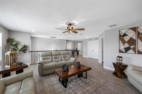Casa en venta en Zephyrhills, Florida, 5 dormitorios, 349.41 m2 № 1902648 - foto 19
