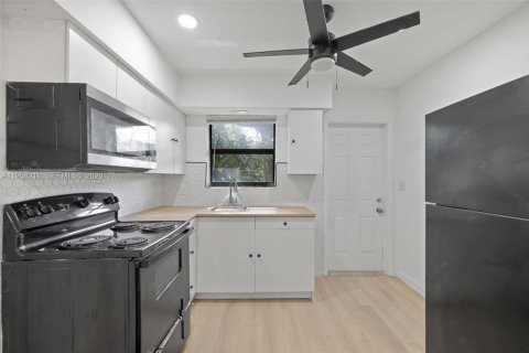 Commercial property in Hollywood, Florida 147.99 sq.m. № 2020687 - photo 4