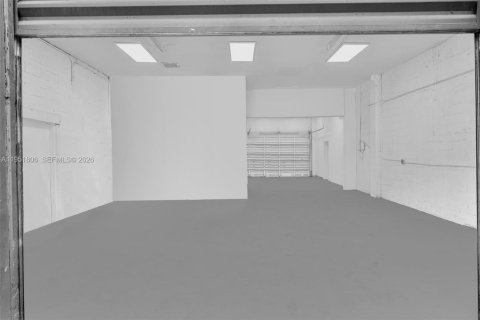 Commercial property in Miami, Florida № 2006284 - photo 11