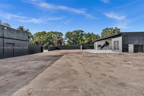 Commercial property in Miami, Florida № 2006284 - photo 18