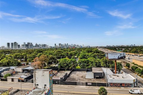 Commercial property in Miami, Florida № 2006284 - photo 1