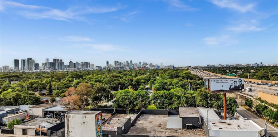 Commercial property in Miami, Florida № 2006284