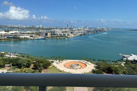 Condo in Miami, Florida, 3 bedrooms  № 1888982 - photo 1