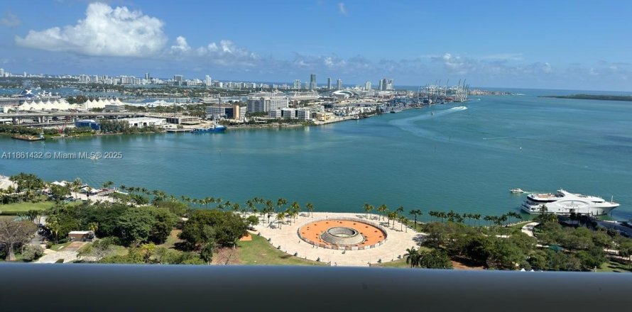 Condo in Miami, Florida, 3 bedrooms № 1888982