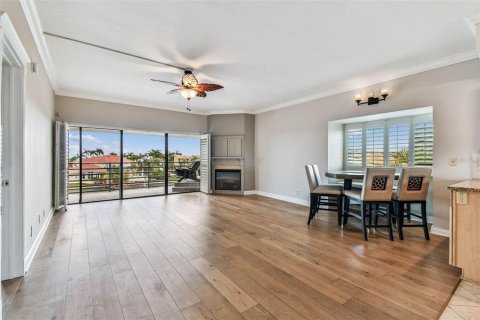 Condo in Tierra Verde, Florida, 2 bedrooms  № 1873964 - photo 8