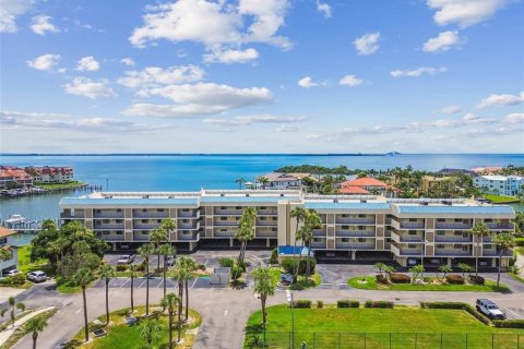Condo in Tierra Verde, Florida, 2 bedrooms  № 1873964 - photo 1