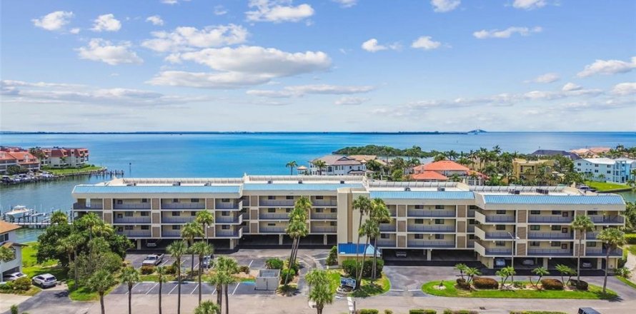 Condo in Tierra Verde, Florida, 2 bedrooms № 1873964