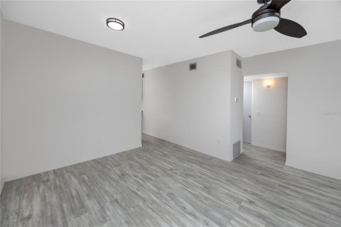 Condominio en venta en Kenneth City, Florida, 2 dormitorios, 81.29 m2 № 1894424 - foto 10