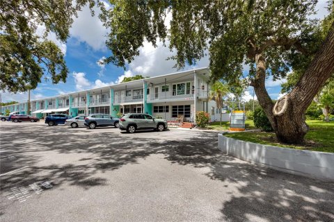 Condominio en venta en Kenneth City, Florida, 2 dormitorios, 81.29 m2 № 1894424 - foto 3