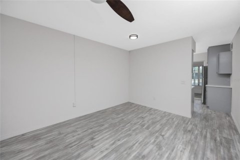 Condominio en venta en Kenneth City, Florida, 2 dormitorios, 81.29 m2 № 1894424 - foto 11