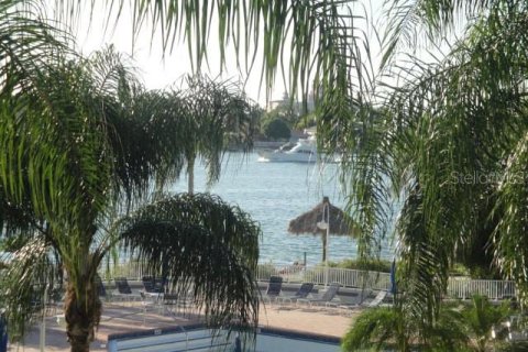 Condo in Saint Petersburg, Florida, 2 bedrooms  № 1129597 - photo 14
