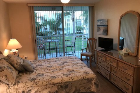 Condo in Saint Petersburg, Florida, 2 bedrooms  № 1129597 - photo 10